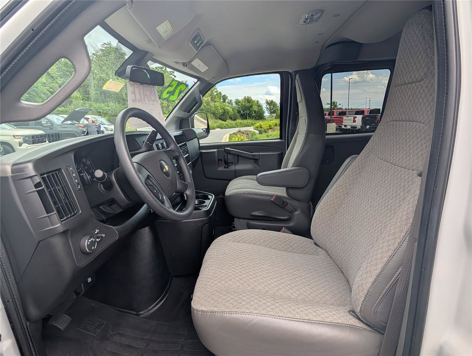 2025 Chevrolet Express Passenger 1LT