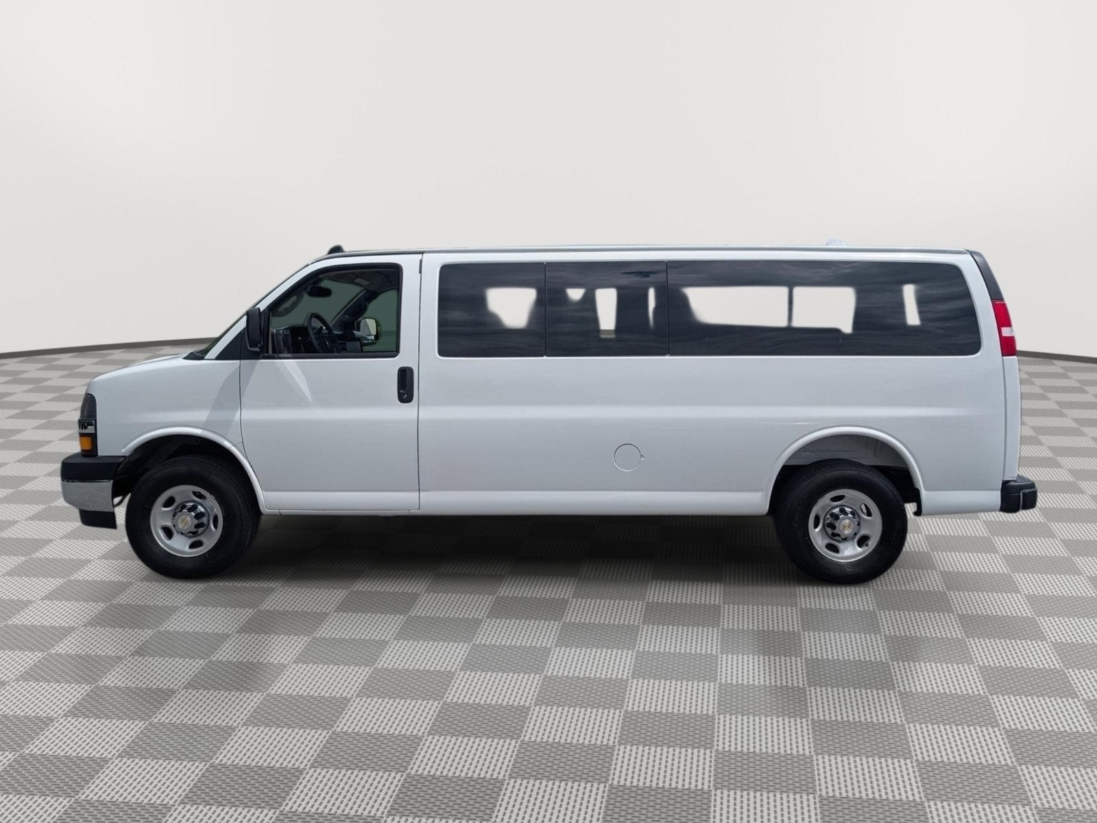 2025 Chevrolet Express Passenger 1LT