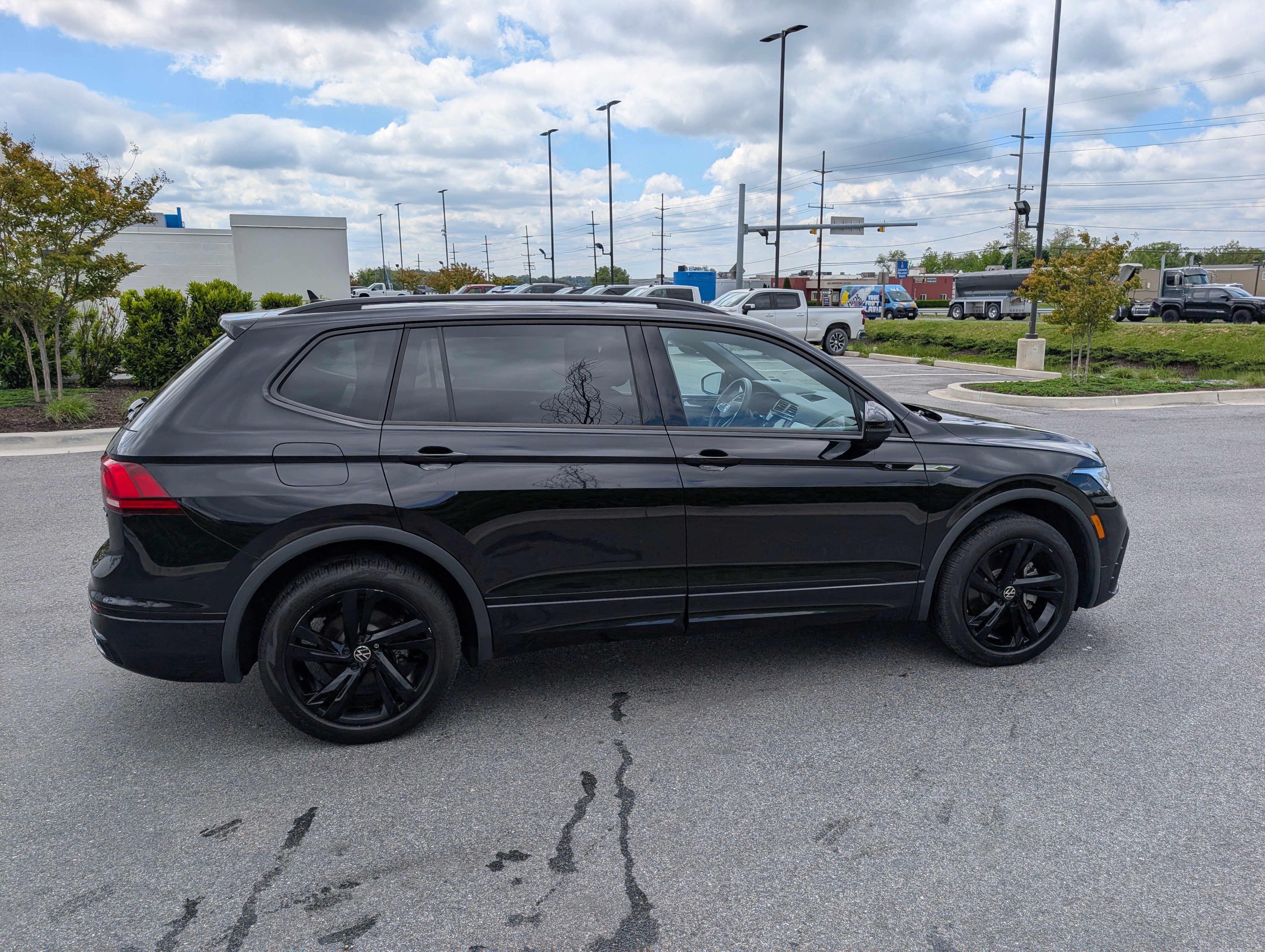 2023 Volkswagen Tiguan SE R-Line Black