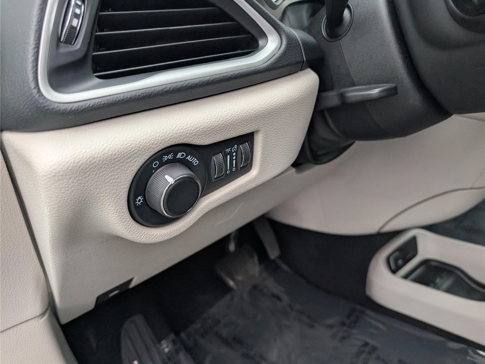 2023 Chrysler Voyager LX