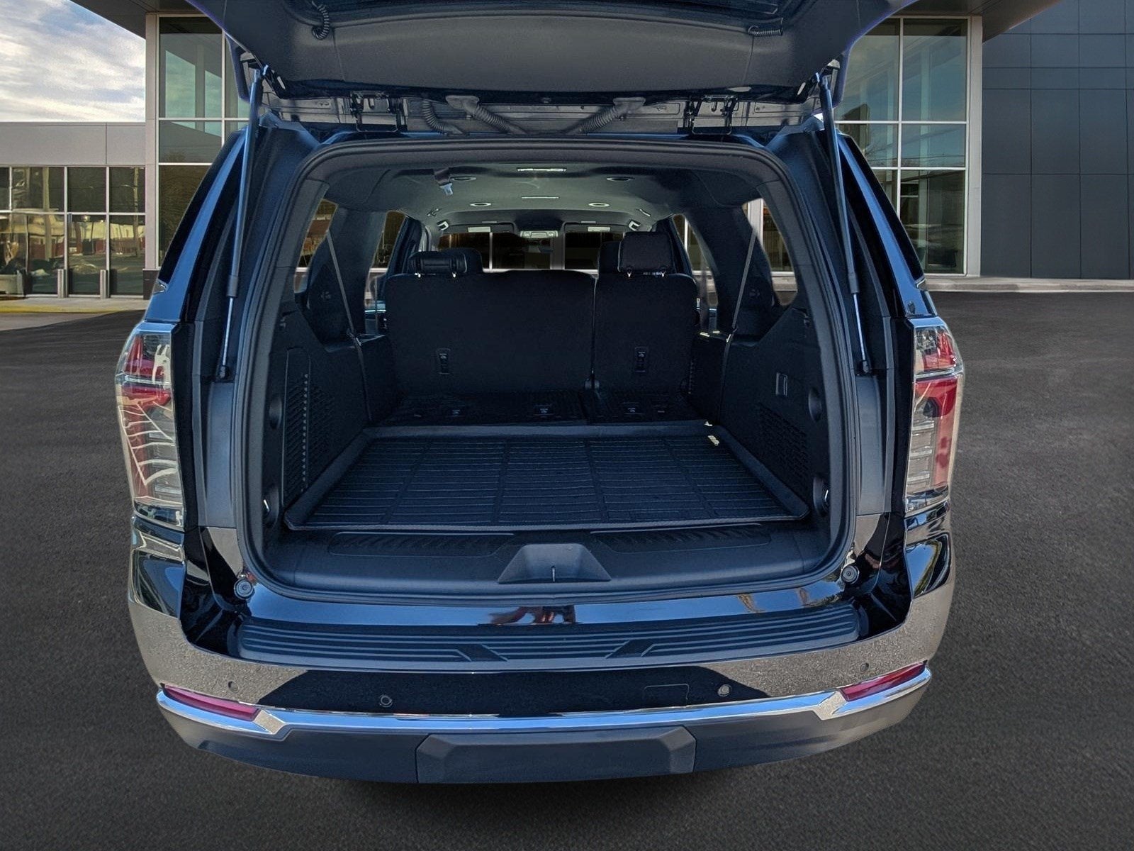 2025 Chevrolet Suburban LS