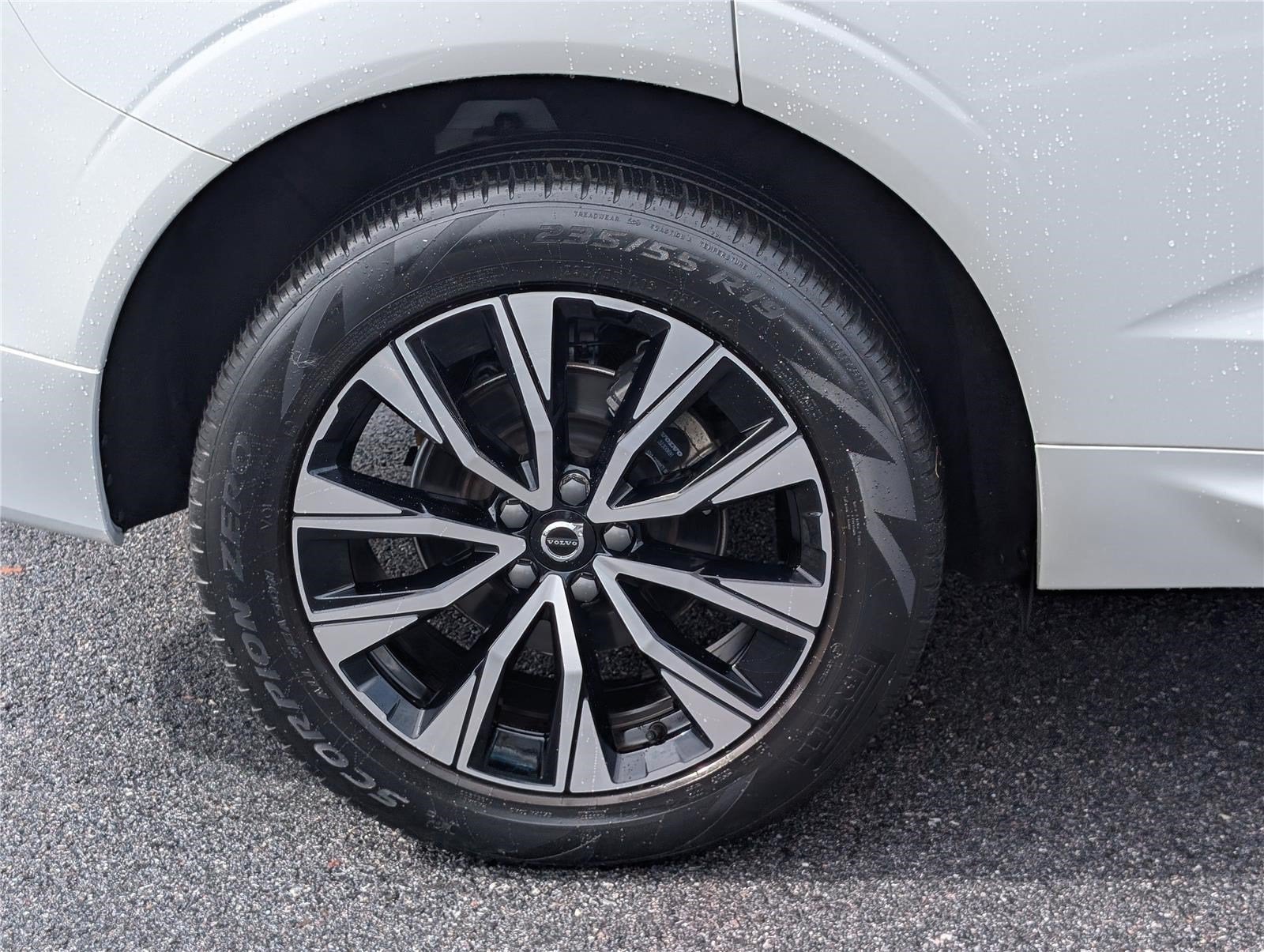 2024 Volvo XC60 Plus Dark Theme