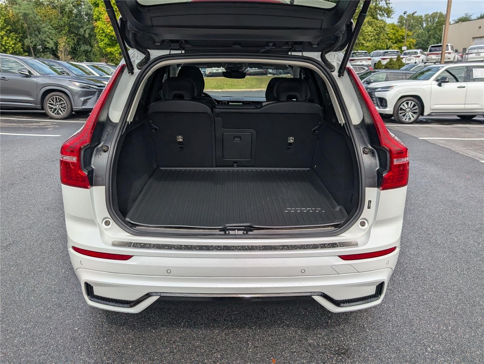 2024 Volvo XC60 Plus Dark Theme