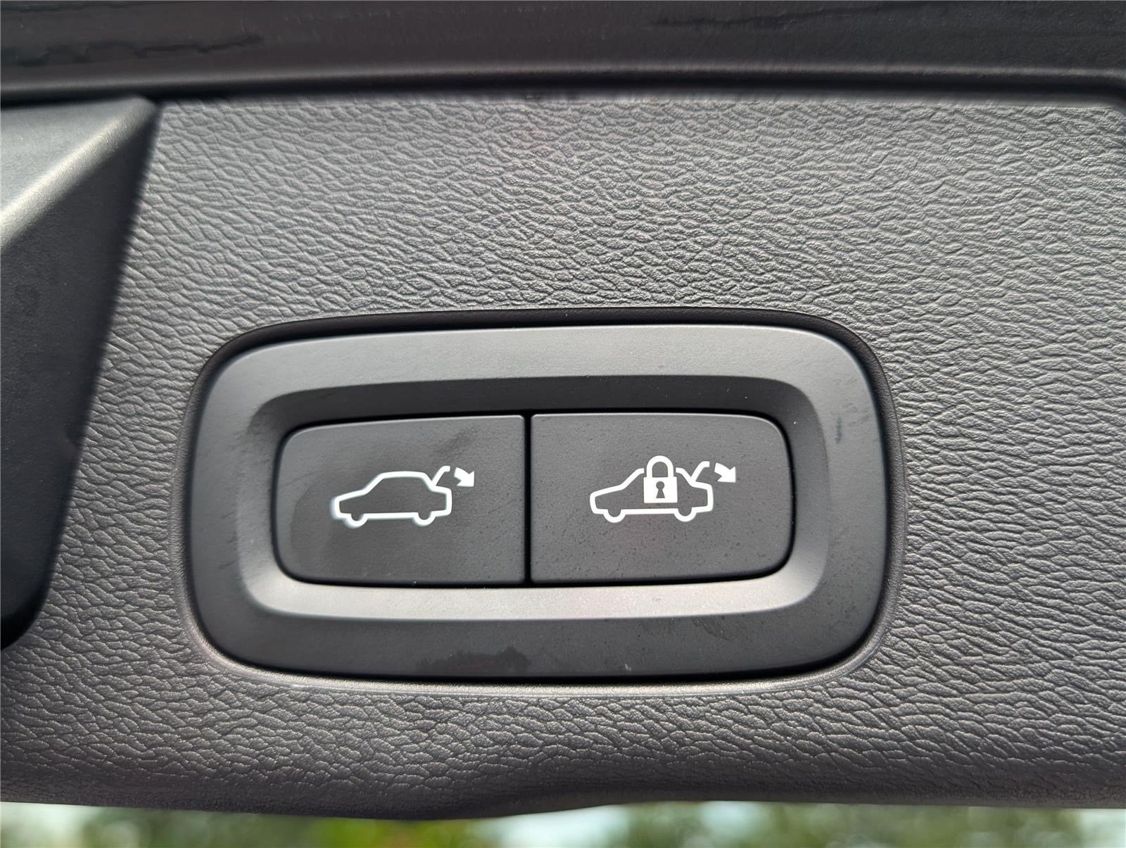2024 Volvo XC60 Plus Dark Theme