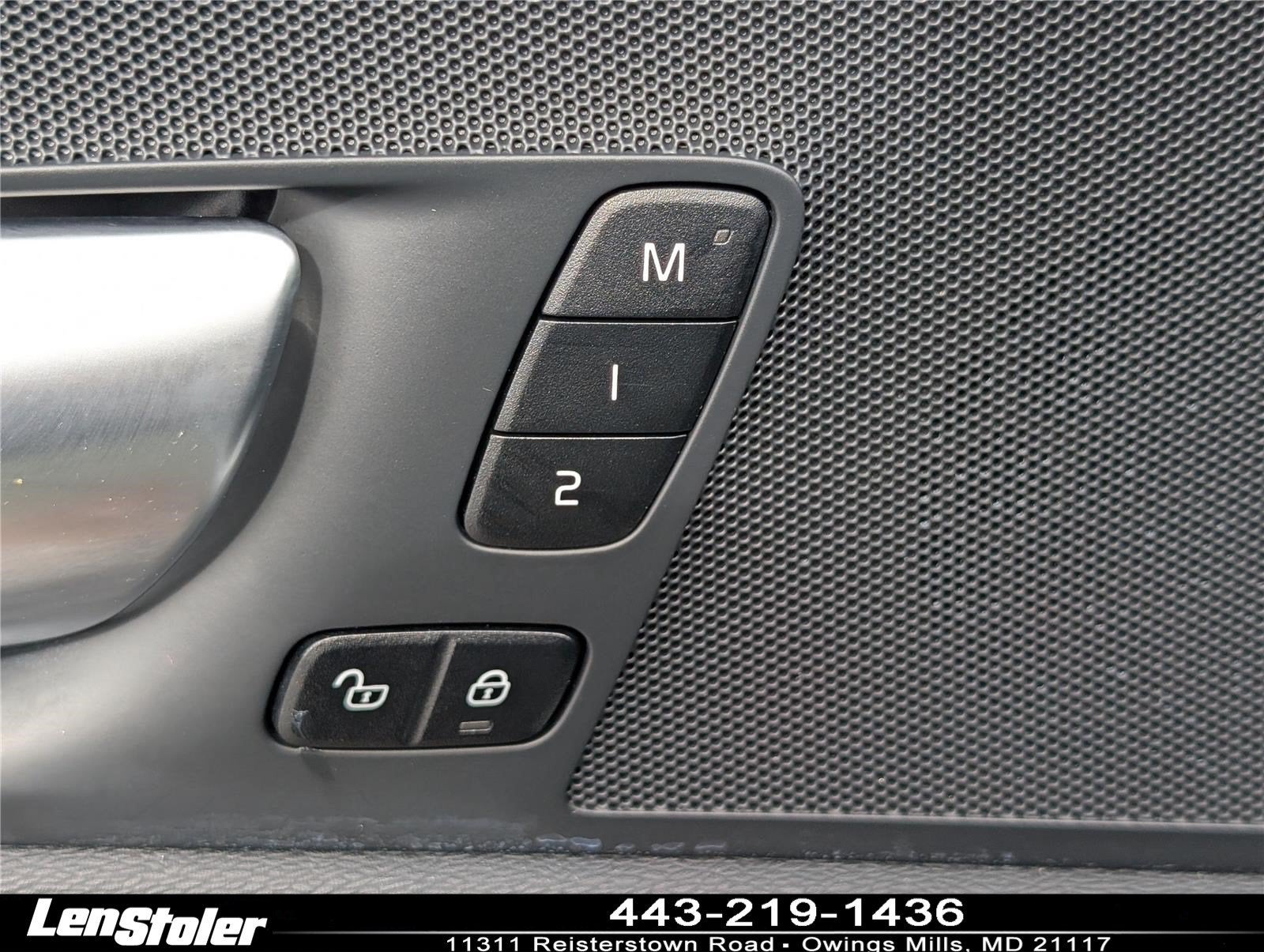 2024 Volvo XC60 Plus Dark Theme