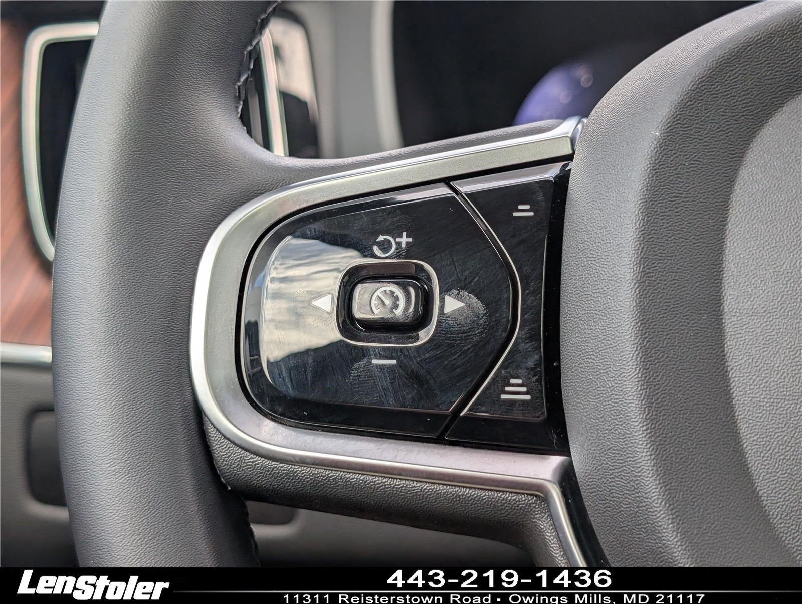 2024 Volvo XC60 Plus Dark Theme