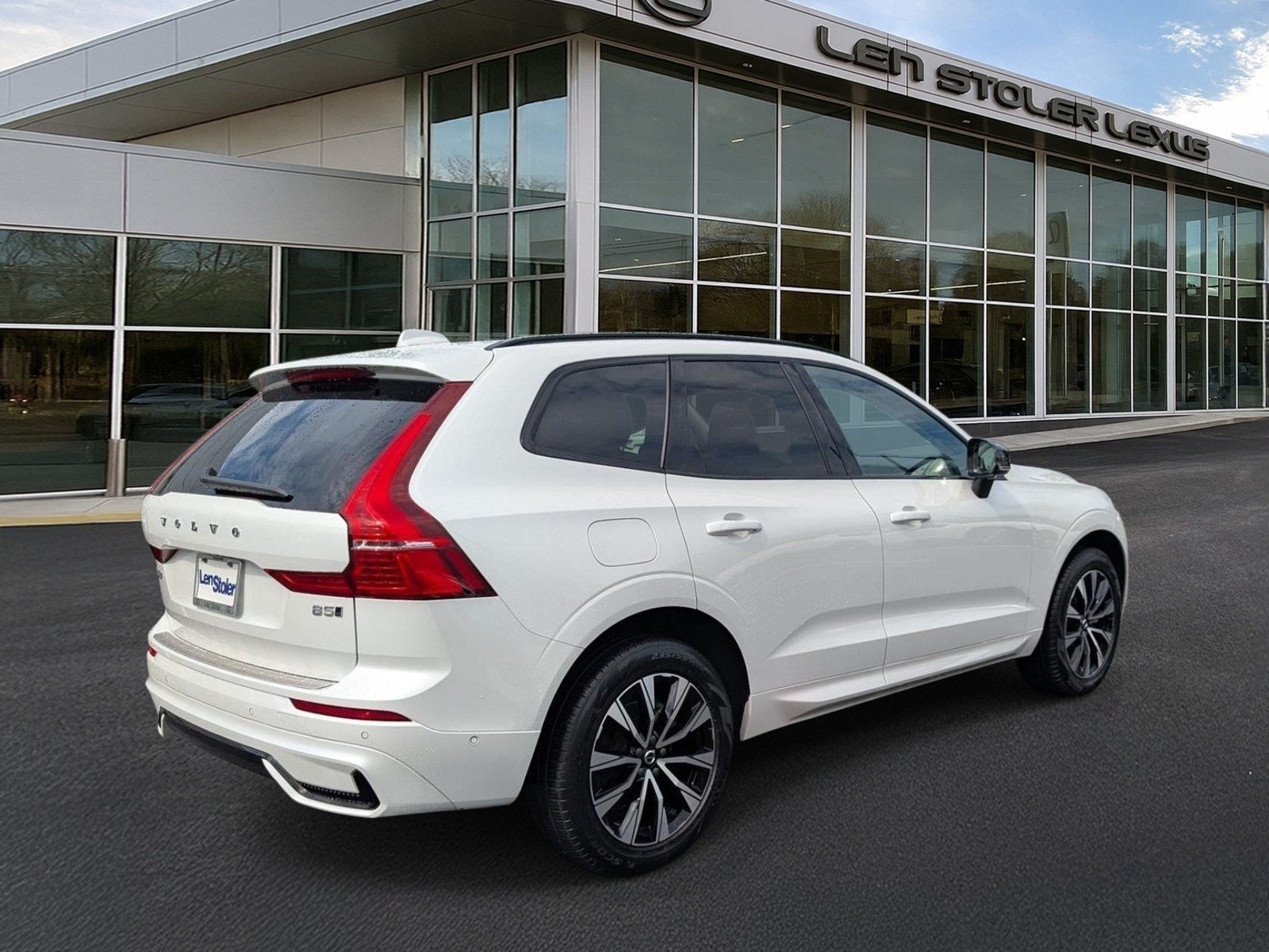 2024 Volvo XC60 Plus Dark Theme