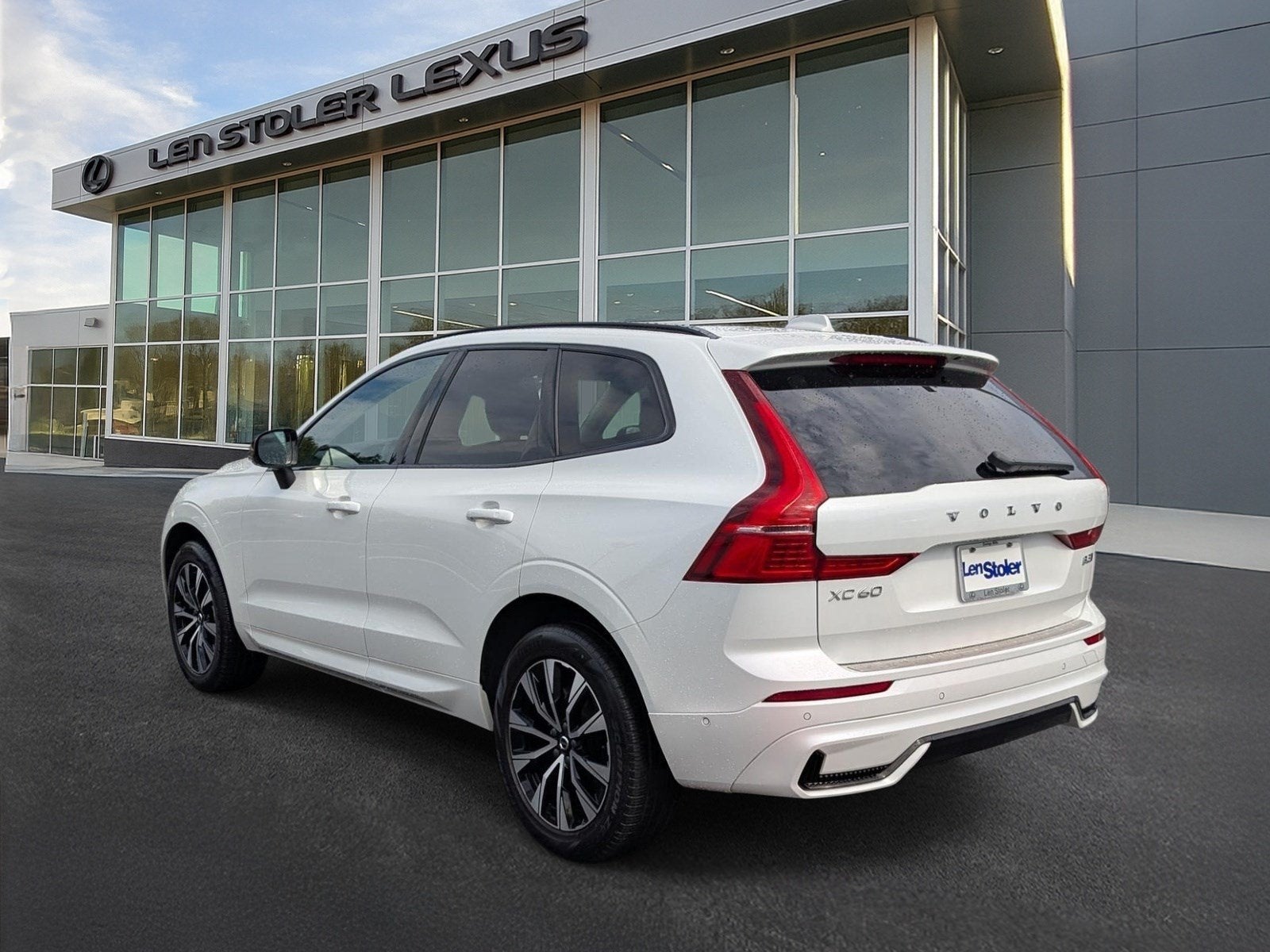 2024 Volvo XC60 Plus Dark Theme