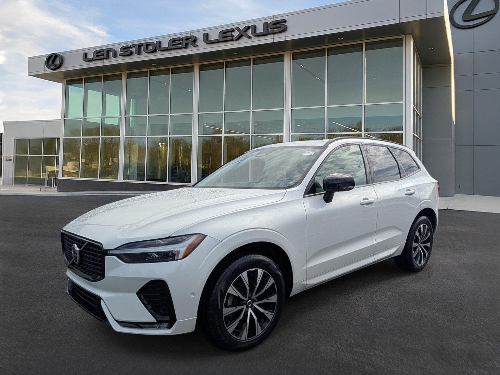 2024 Volvo XC60 Plus Dark Theme
