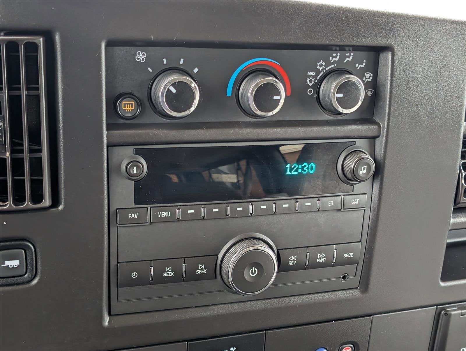 2023 Chevrolet Express Passenger 3500 1LS