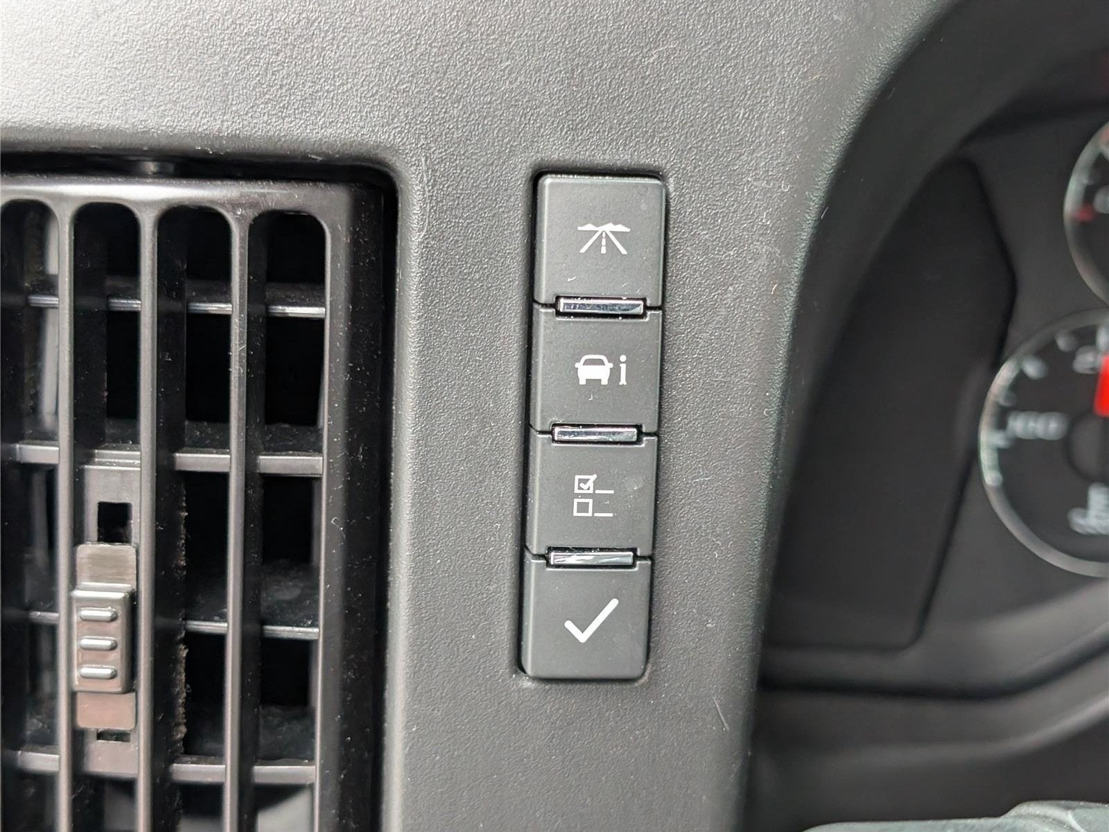 2025 Chevrolet Express Passenger 1LT