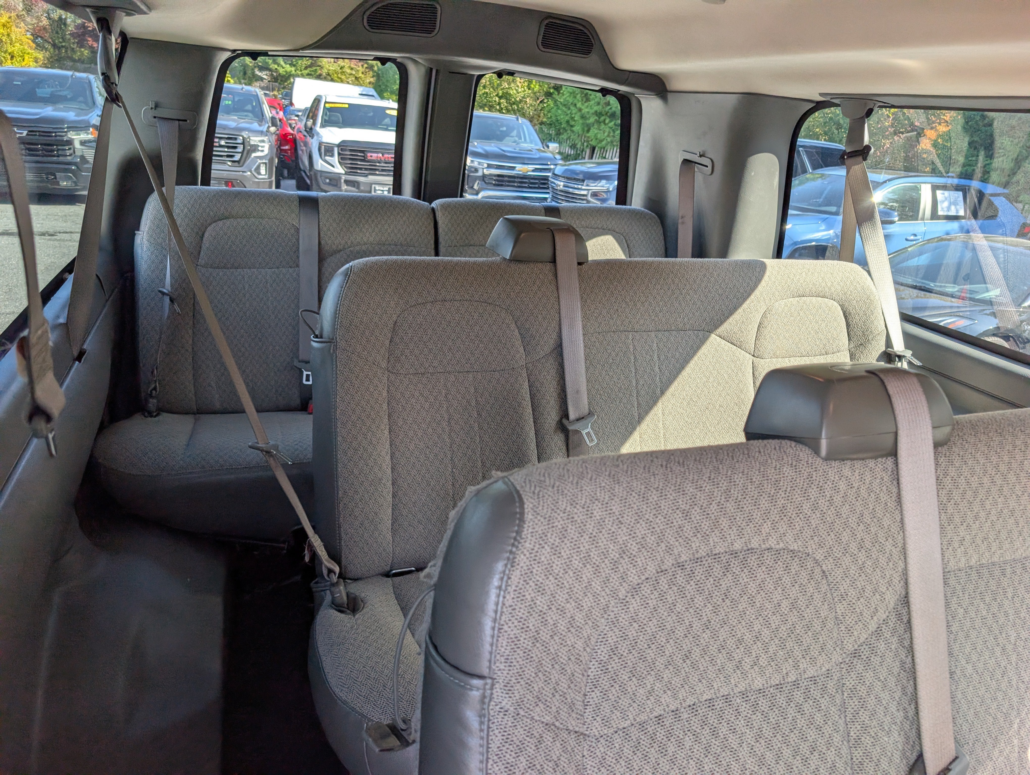 2025 Chevrolet Express Passenger 1LT