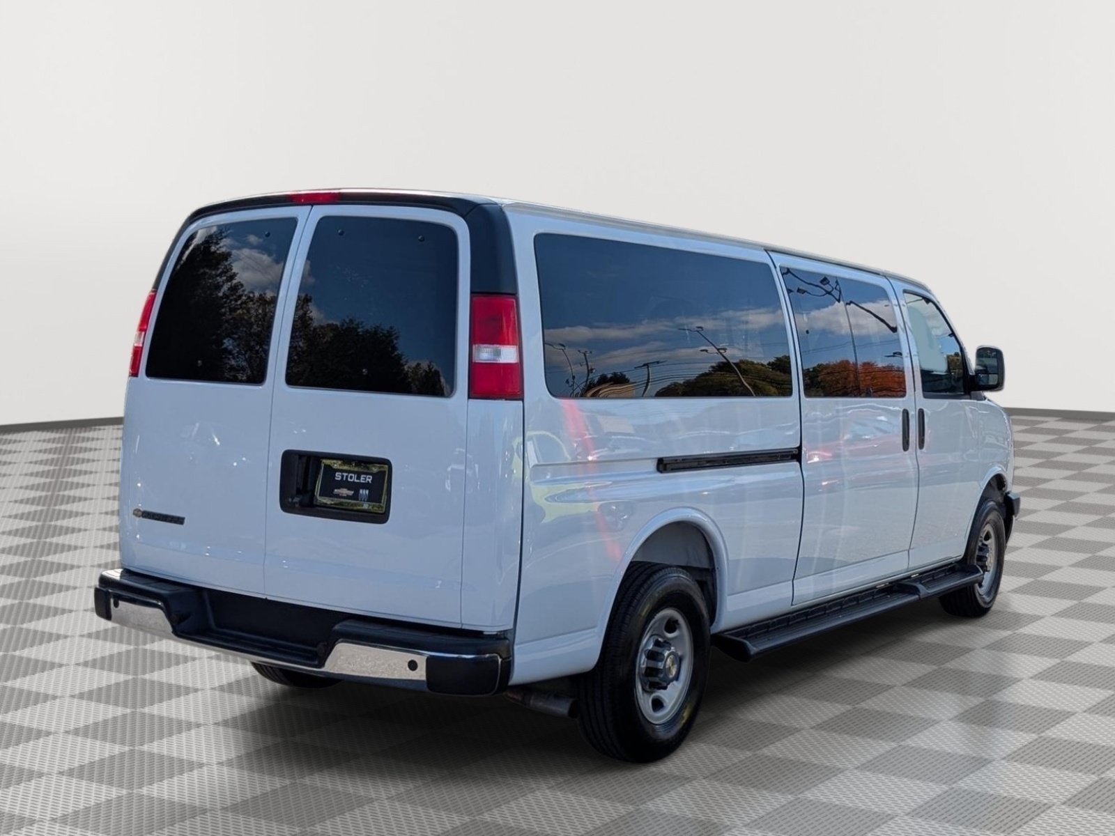 2025 Chevrolet Express Passenger 1LT