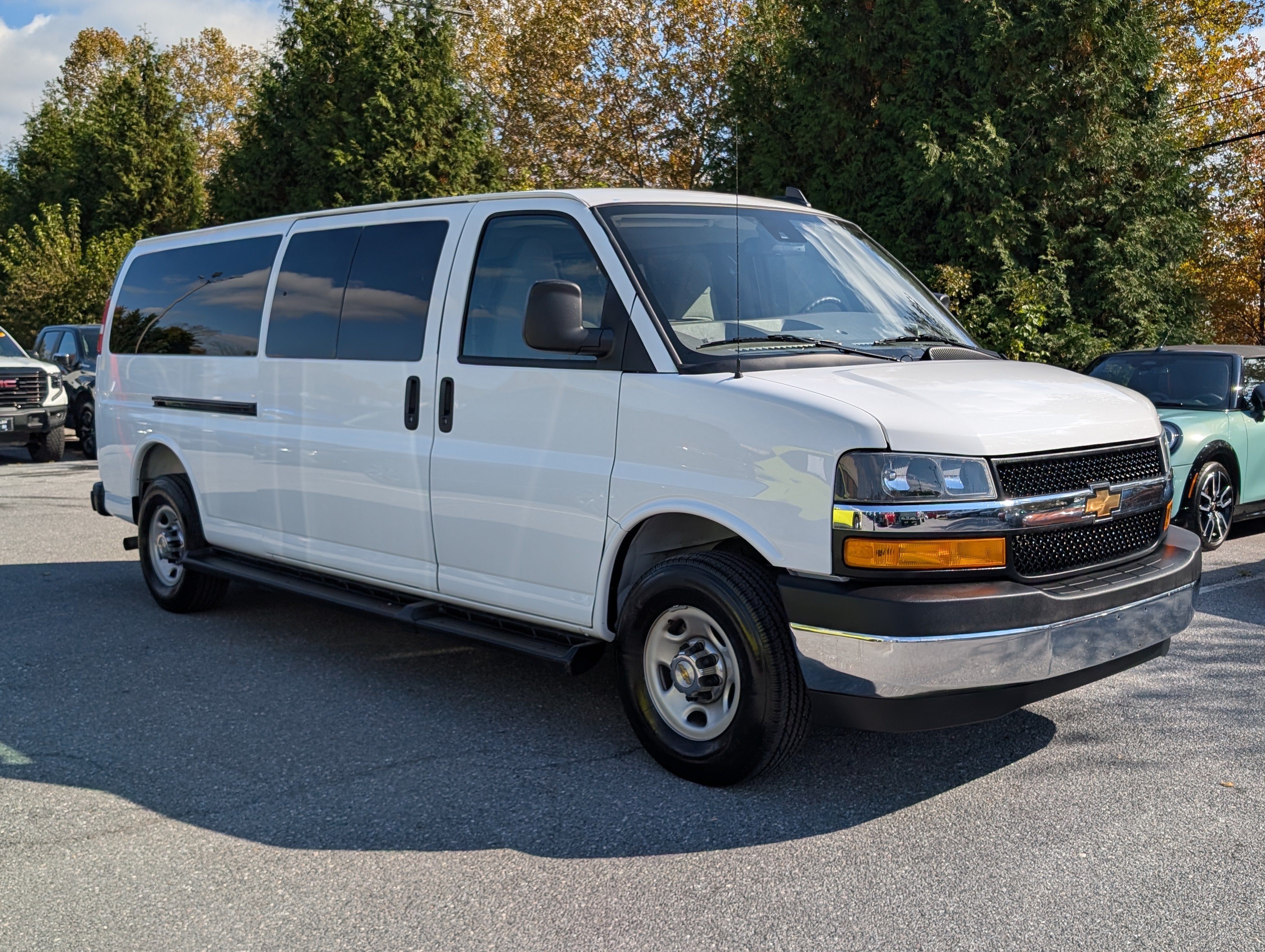 2025 Chevrolet Express Passenger 1LT