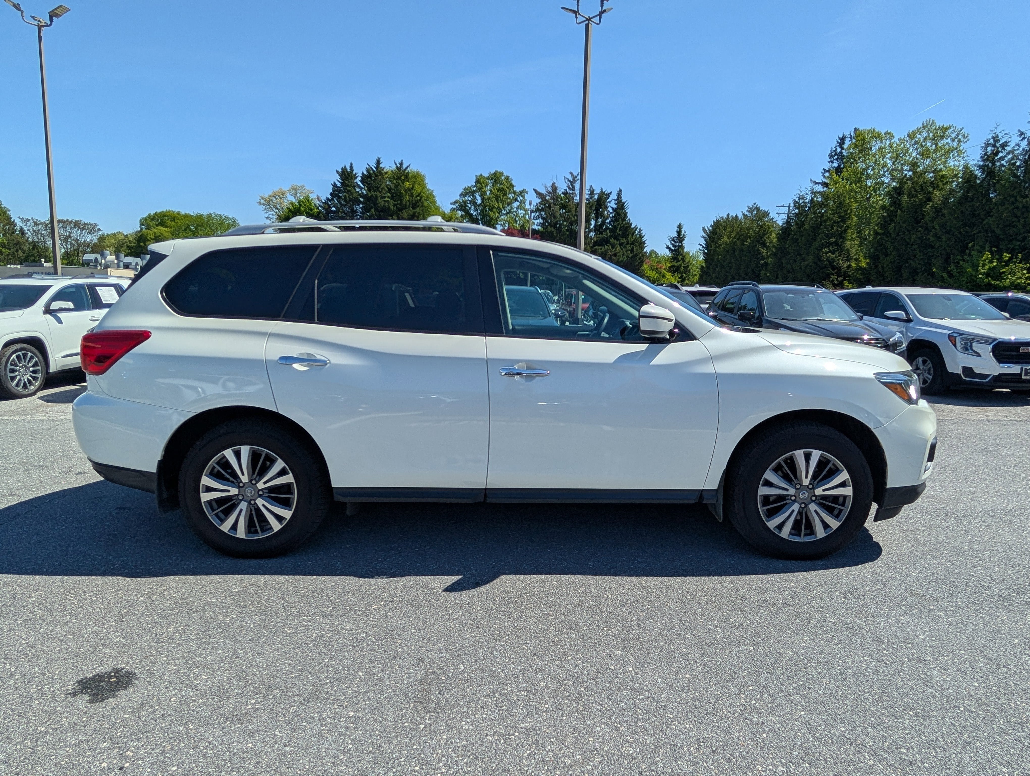 2020 Nissan Pathfinder SV